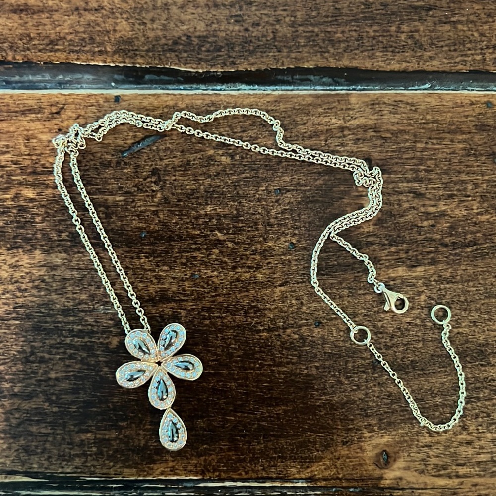 EUC Authentic Roberto Coin rose gold necklace with flower pendant